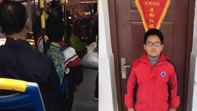 小学生12分钟连续4次让座 乘客纷纷为其点赞