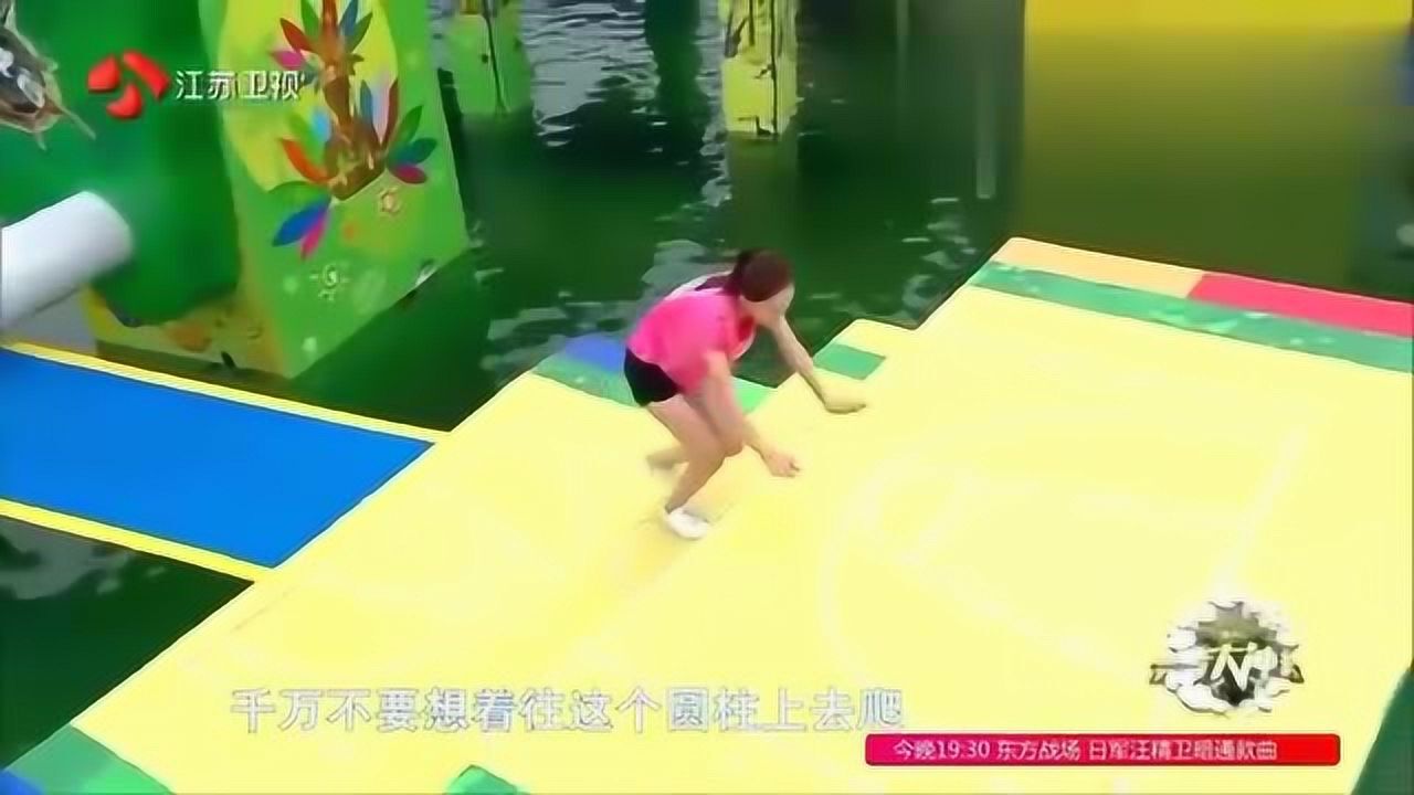 勇者大冲关美女穿粉色t恤来闯关,第二关身材占了优势,趴着过去了!