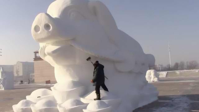 东北父子堆超级“雪猪”,鼻孔大过人脑袋,耗时4天用雪40吨