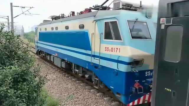 实拍T77杭州东出站,本务SS80171,和谐号CRH2A沦为背景板!