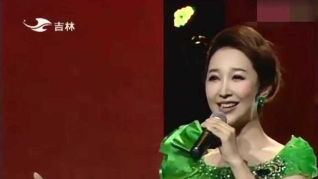 美女歌手王芳演唱《五星红旗》温婉动人,声音悦耳