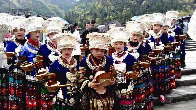 游客体验贵州苗家的敬酒“高山流水”,没有人能够坚持到30秒以上