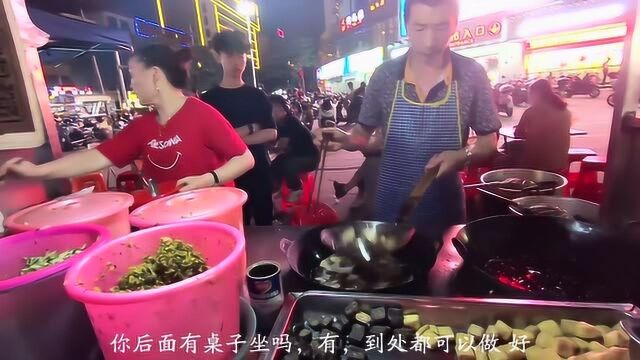 泉州浮桥夜市,老两口摆摊卖臭豆腐,口碑不错,利润高