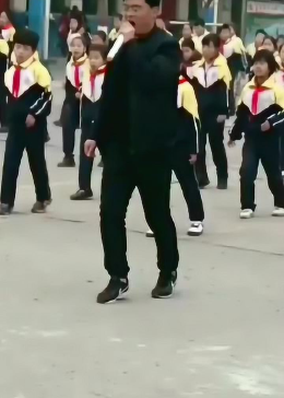 学校的校长，老师，孩子们一起在跳舞，这场面别提多震撼