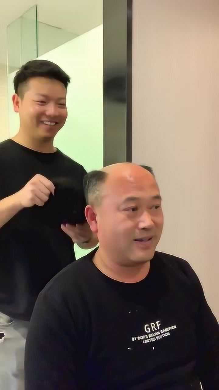 双鬓有白发的男人成熟这样更加自信帅气满分