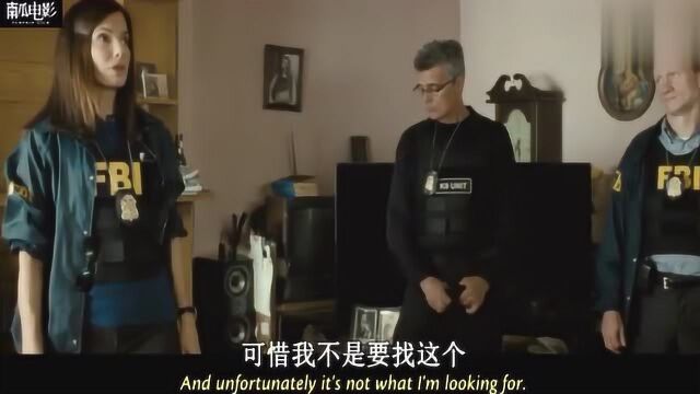 辣手警花:警花用手势暗示队友数到三开始行动,队友却一脸疑惑