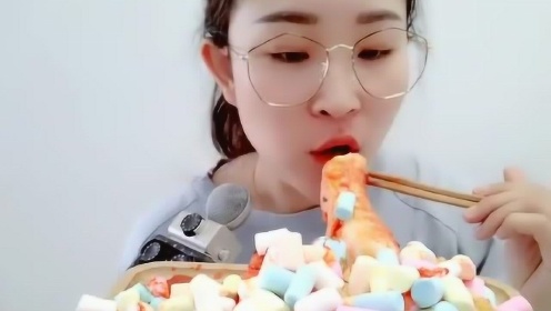 小姐姐吃棉花糖年糕,奇怪的味道刺激味蕾,幸福的味道! - 腾讯视频