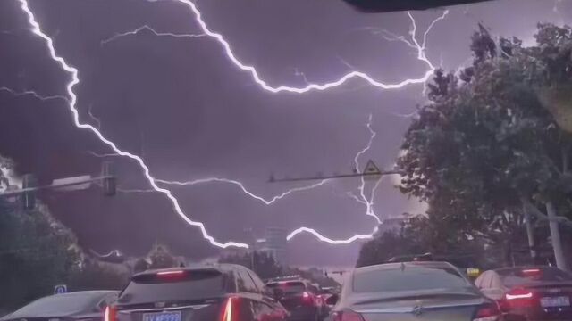 实拍!潍坊遭遇狂风暴雨和冰雹袭击 现场电闪雷鸣