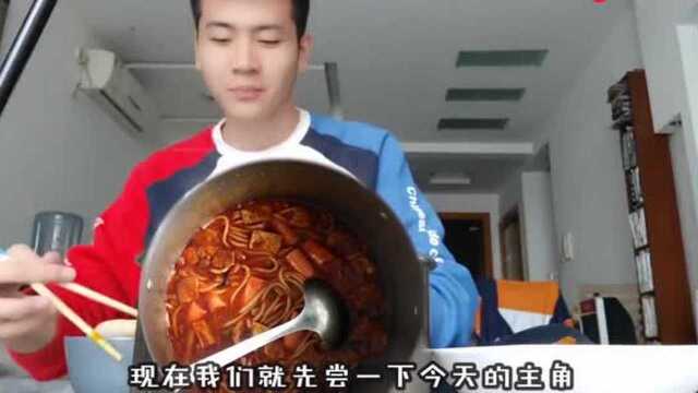 上海日记小伙第一次吃螺蛳粉,有股怪味,难以接受