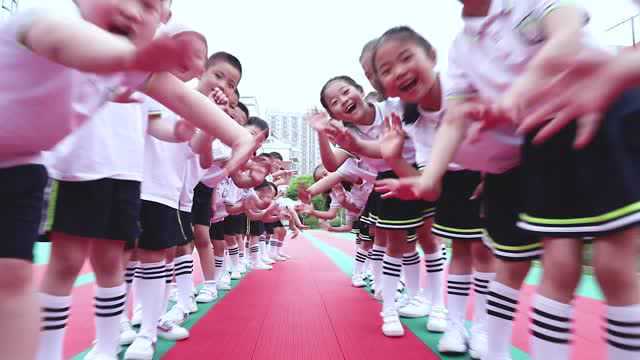 宿迁实验幼儿园大五班小朋友排队打招呼