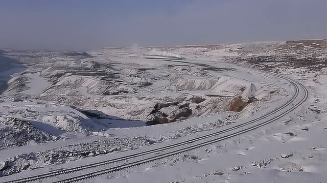 新疆三道岭煤矿上的蒸汽机车建设型,雪天在拍机车