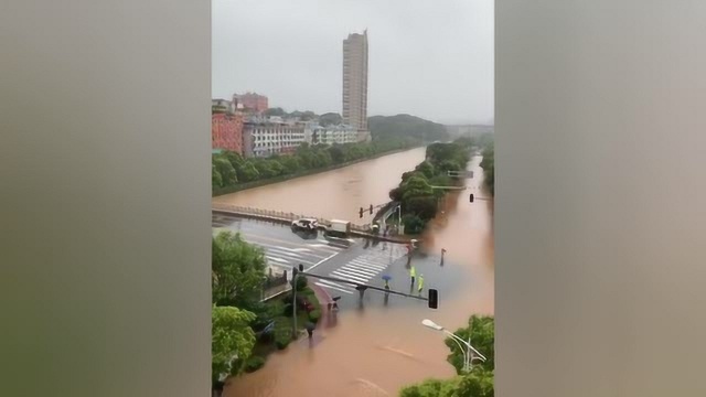 江西暴雨引发洪涝灾害 宜春一钢架桥被冲毁