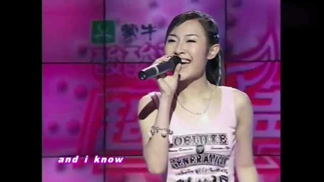 2005超级女声:美女穿背心配低腰牛仔裤加上宽腰带,越看越尴尬