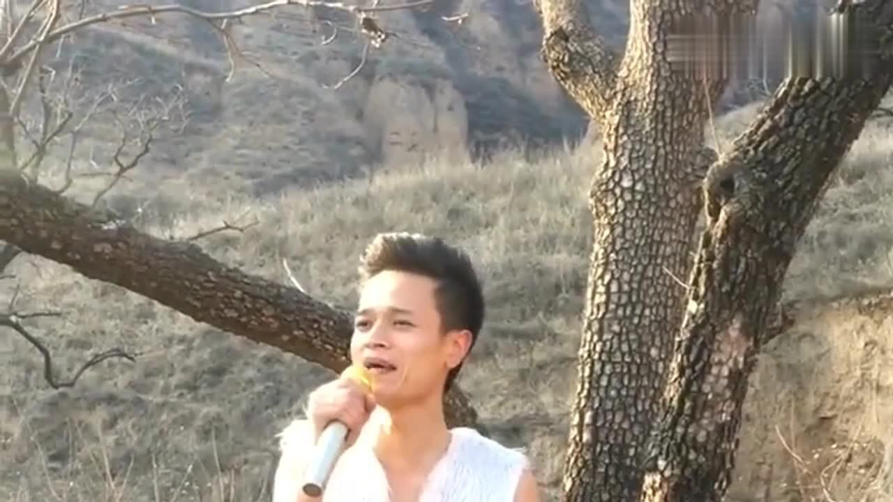 陕北小伙身穿马甲演唱陕北民歌这嗓子不去星光大道真是可惜了