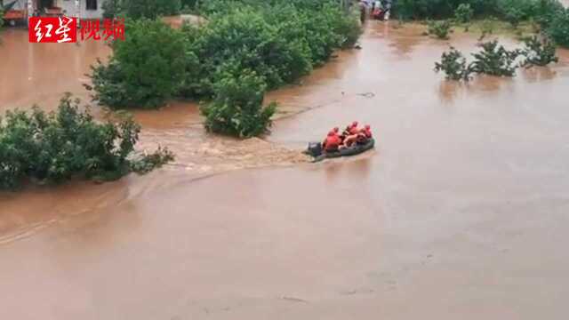 四川简阳贾家镇菠萝村河水上涨 消防疏散16名受困群众