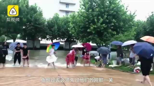 山东临沂大学被淹,学生市民站成排捉鱼,出行靠铲车游泳