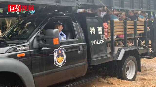 暴雨之下 2小时转运900人 网友:最酷“摆渡车”