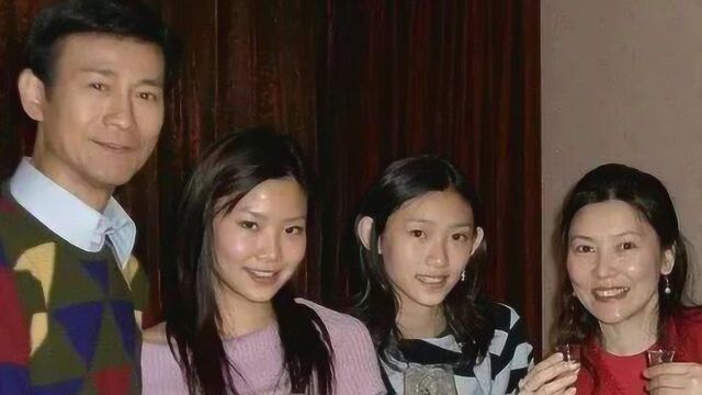 72岁郑少秋近照,四个女儿都很漂亮,把小17岁老婆宠成公主