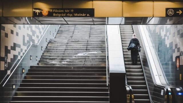 您还不知道扶梯礼仪?可是当你知道的时候,这个礼仪可能是错的!