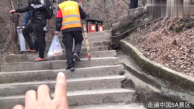 国家5A级景区华山,到处都是悬崖峭壁,小伙翻越护栏拍个视频