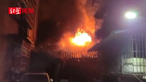 宜宾翠屏城区一处老旧建筑起火，无人员伤亡
