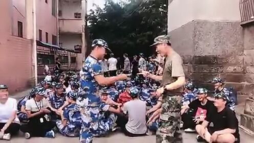 终于找到机会向教官报仇，但是感觉自己吃亏了，脸有点痛！