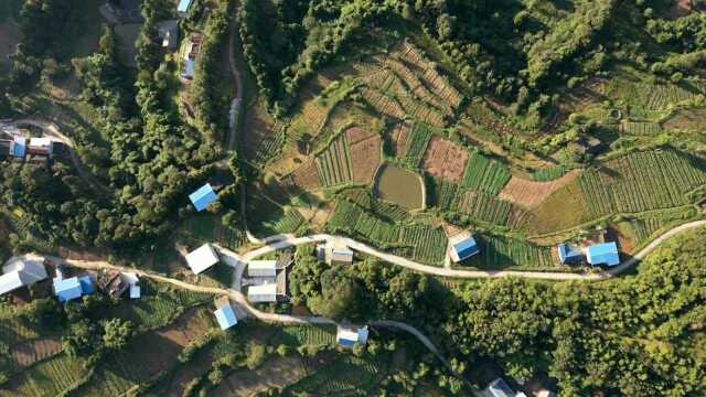 四川盆地边缘,丘陵地带.村村通水泥路