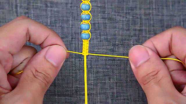 【手绳编织教程】编法简单的时尚手链,用两分钟轻松学会!