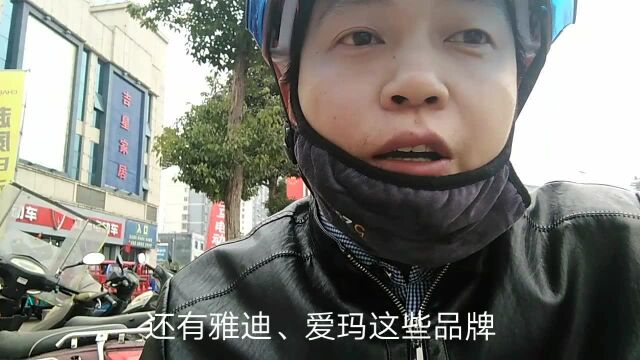 小伙骑车带你看看当地汽摩城,这款爱玛电动车你喜欢吗?