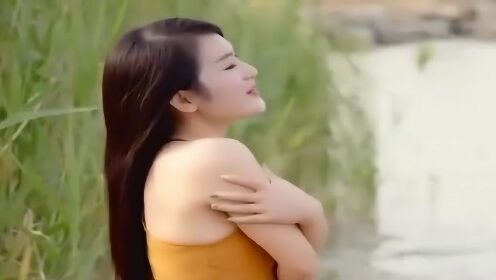 女歌手献唱《无言的温柔》，节奏欢快，听一次醉一次