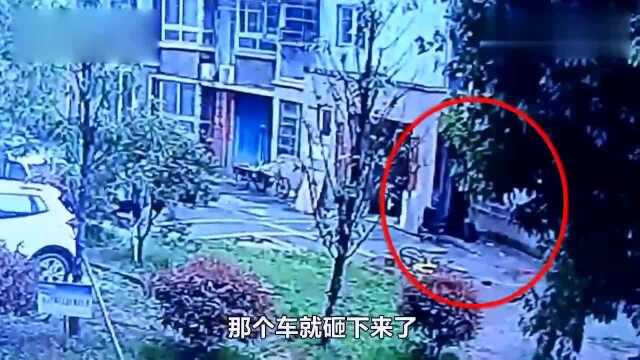 住户高空抛下共享单车,78岁老人被砸中生命垂危