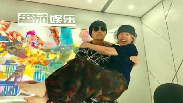 周杰伦分享妈妈照片示母子情,美包配慈母显优雅气质