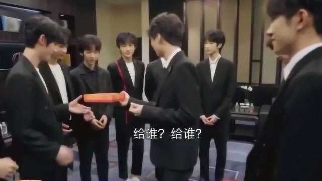 TFBOYS和师弟们聊天,师弟紧张的不敢说话,还好凯哥够随和!