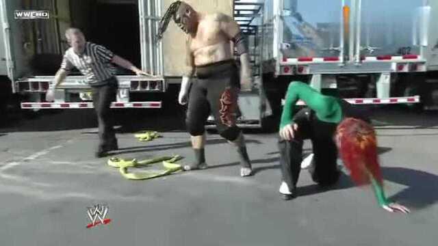 WWE:哈德与对手的场外对决,超高空怒砸对手,赢得胜利