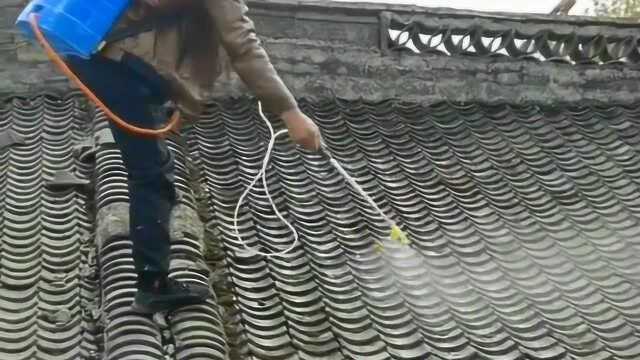 阴雨天气房屋就遭殃了,屋外大雨屋内小雨,师傅说喷上十年不漏水!