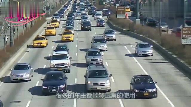 紧急刹车时要同时踩离合吗?听老司机说完,我似乎明白了!