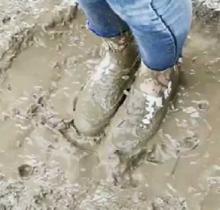 小白鞋踩泥里好心疼不怕脏才是硬道理水一冲就干净