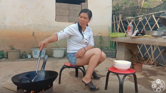 农村妹子炸鱼的场景,堪比舌尖上的中国,看着让人直流口水