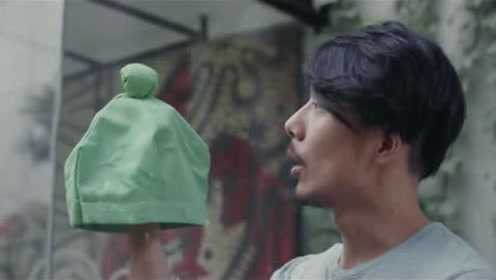 小伙怀疑自己妻子外遇，搞来一顶绿帽子，开始跟踪美妻