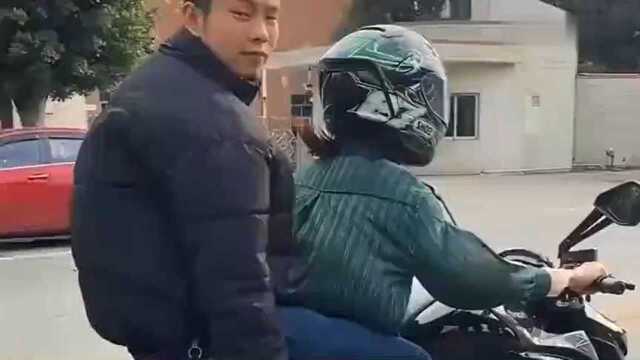 看着嘚瑟的笑容