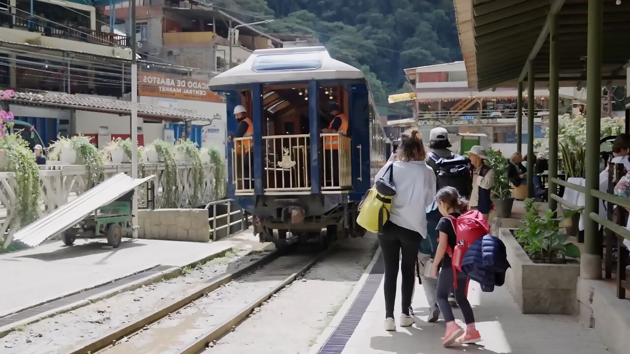 它是海拔最高的火车线路之一,穿越高山湖泊,整个旅程如同探险丨纪录片