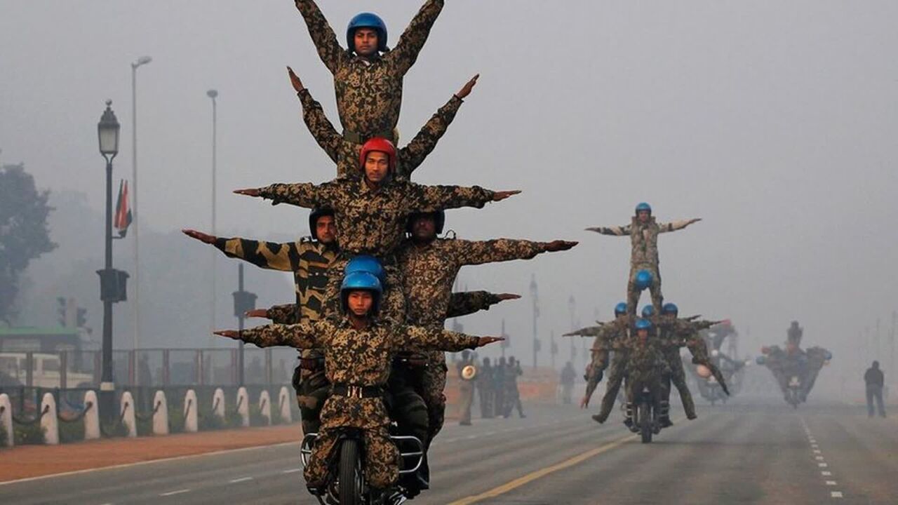 印度国庆节大阅兵,再次展现摩托车杂技,场面欢乐气氛十足