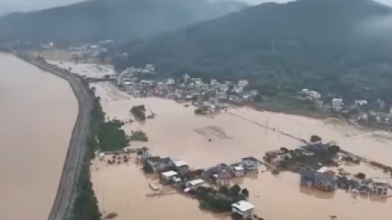 航拍!广东梅州暴雨致16万余人受灾 洪水渐退,清淤等工作正在进行