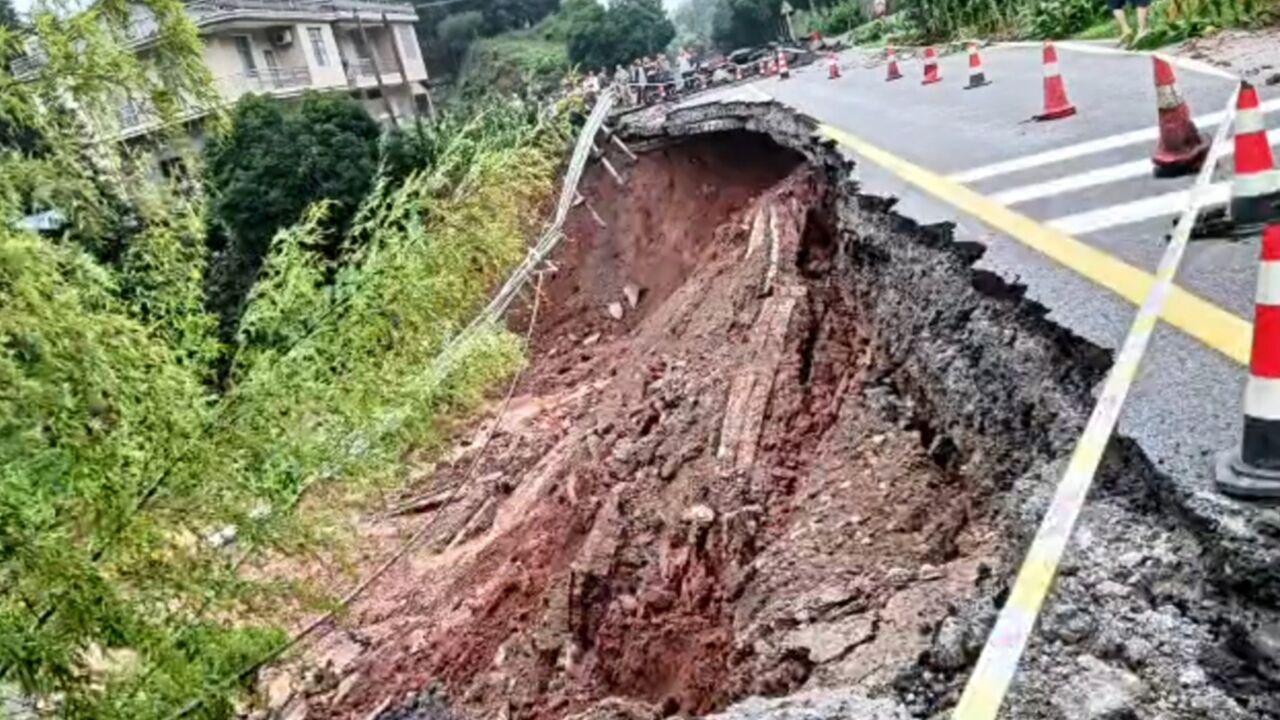 官方回应湖南桃源县一国道发生塌陷:已临时封闭