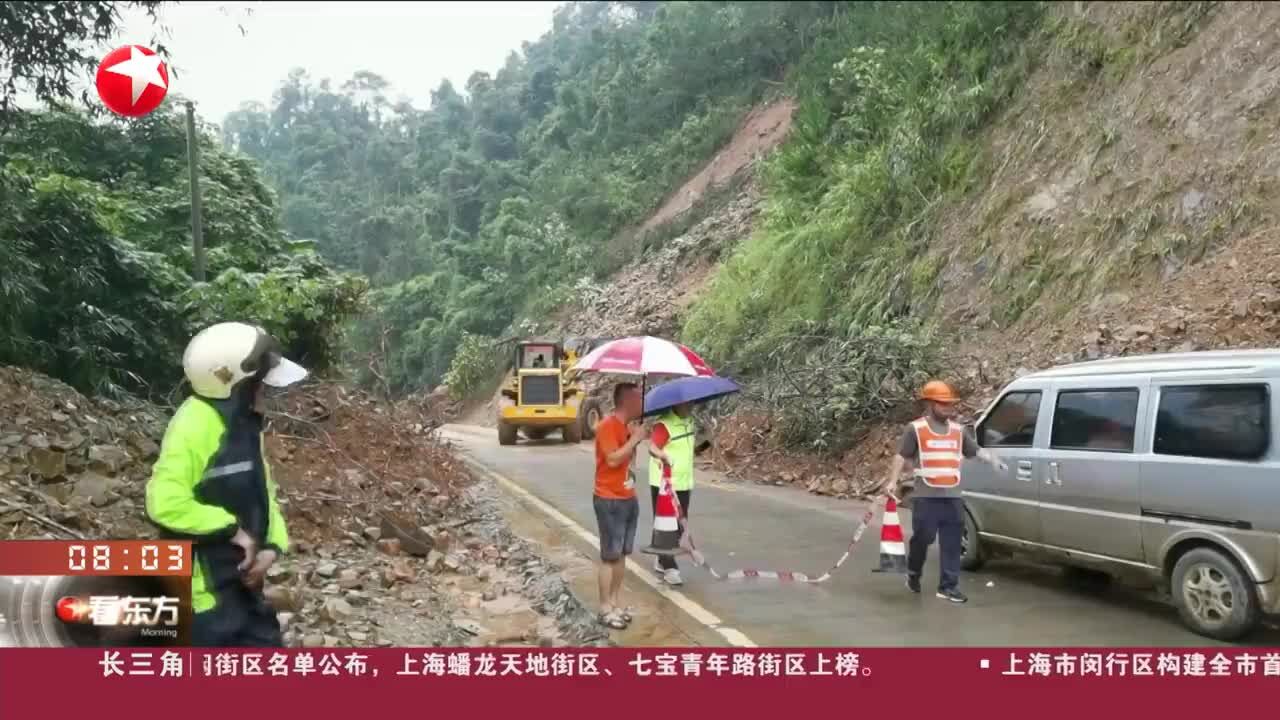 广西百色:强降雨导致多地出现塌方 路政部门紧急除险