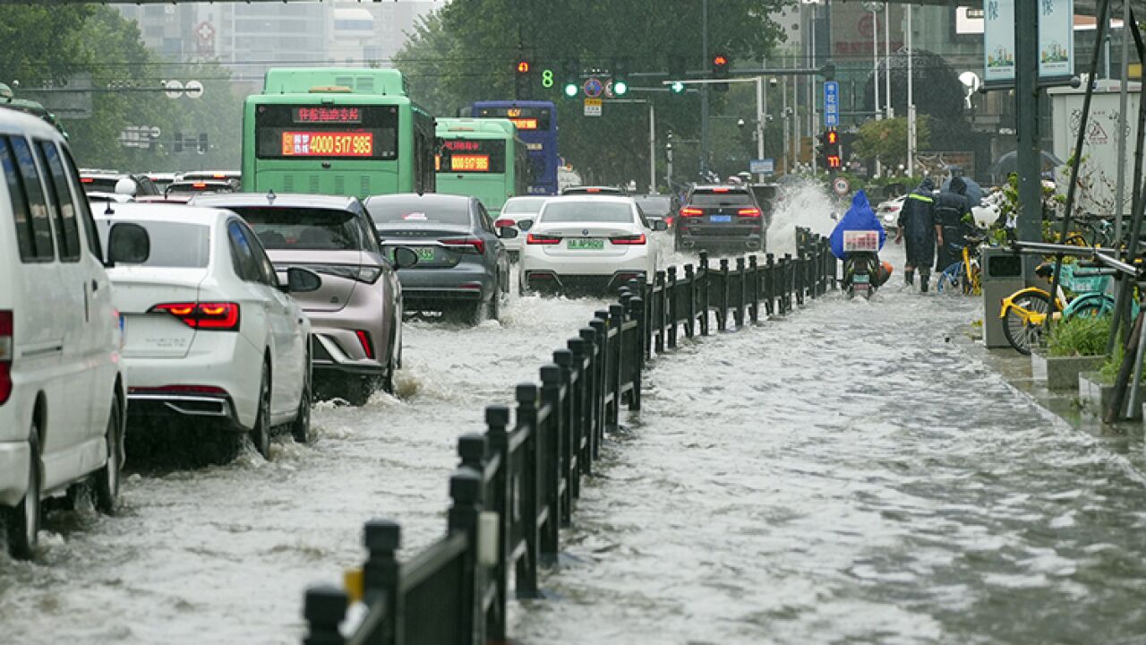 郑州遭遇暴雨侵袭:部分道路、下穿隧道临时封闭