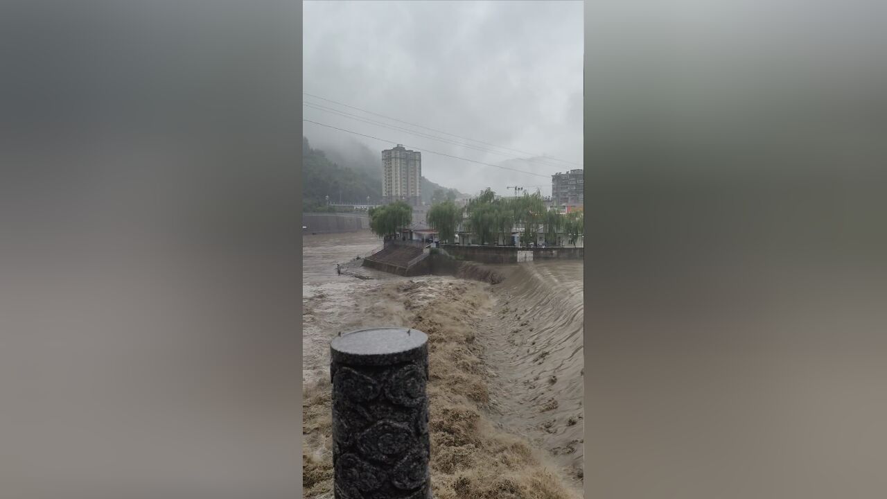 下雨了,河里涨水了