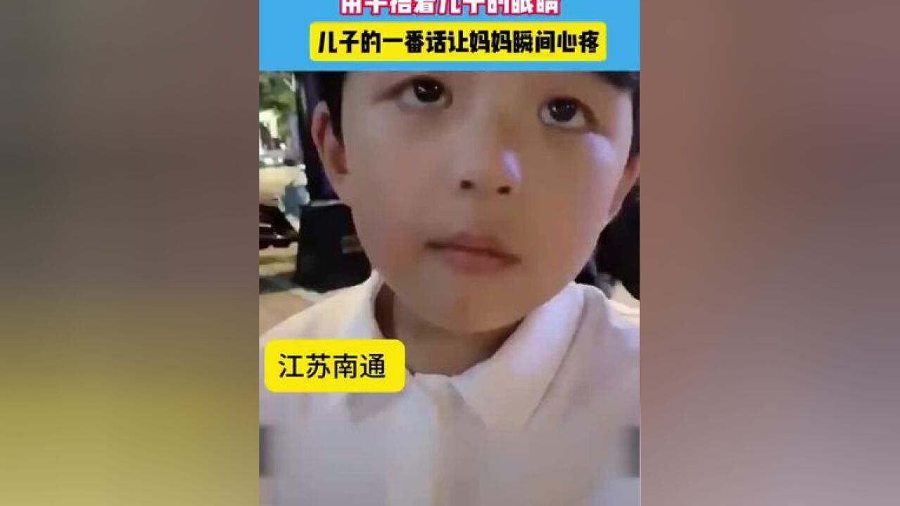 妈妈带儿子路过游乐场.#萌娃