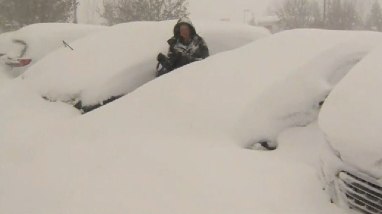 降雪量超1米!暴雪持续袭击美国纽约州 600万人受灾,社区陷入瘫痪