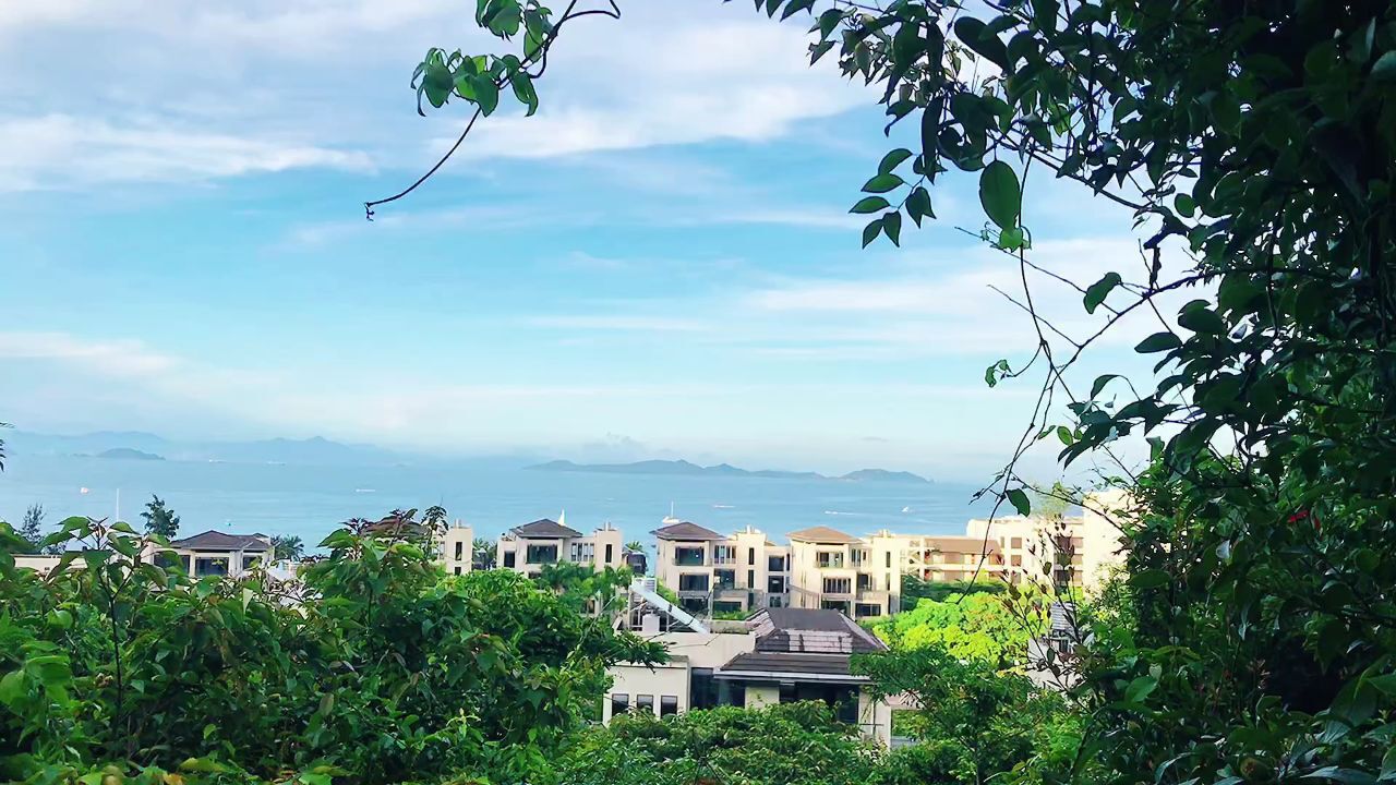 成年人有太多的烦恼,有空时一个人上山看大海,心情开朗了不少